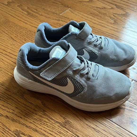 NIKE KIDS REVOLUTION 3 RUNNERS SIZE 1.5Y - Picture 1 of 5